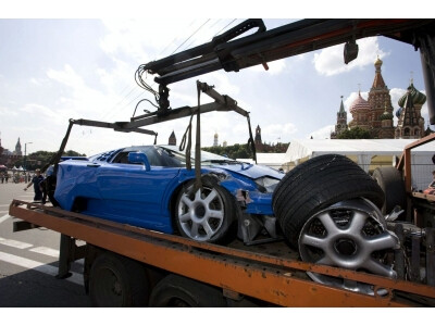 Bugatti EB110 – vėjais paleisti 2 milijonai dolerių (video)