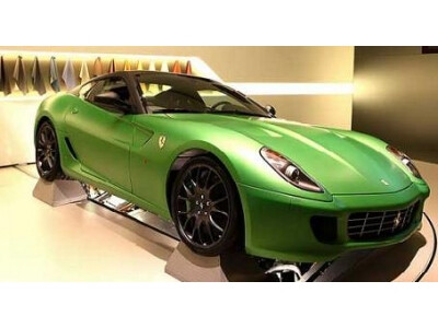 “Ferrari” parodė “žalio” sportinio automobilio nuotraukas