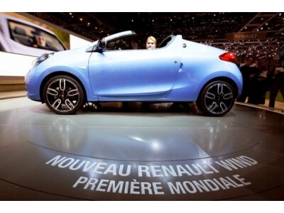 „Renault“ mainais į naują automobilį pasiūlė britams... nusirengti