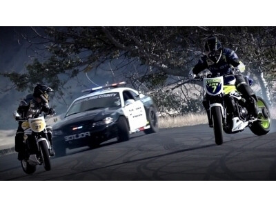 Motociklai prieš automobilį: Drifto Kova (VIDEO)