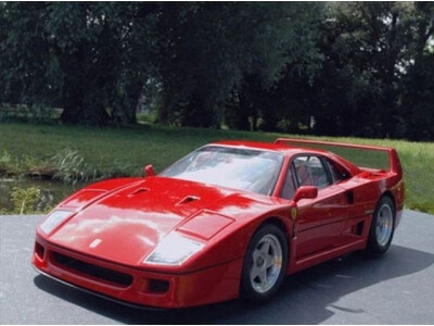 Kruopšti miniatiūrinė Ferrari F40 kopija