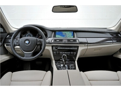 Pasirodė atnaujintas „BMW“ 7 serijos sedanas