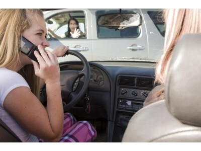 Vairuodami ne tik kalbame telefonu, bet ir sugebame žaisti žaidimus