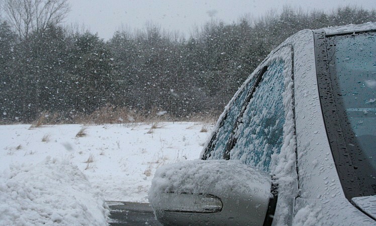 Ar didelis šaltis kenkia automobiliui?