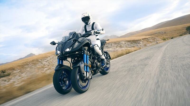„Yamaha“ pristatė pirmąjį pasaulyje pasvyrantį motociklą su dviem priekiniais ratais