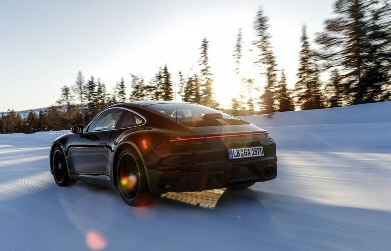 Parodė, kokius išbandymus turi ištverti naujasis „Porsche 911“: nuo stingdančios Šiaurės iki „kepimo“ Mirties slėnyje