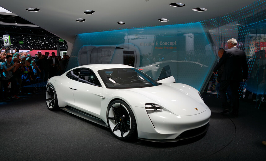 „Porsche“ kardinaliai keičia požiūrį į „Tesla“: tai ką jie padarė yra „išties nuostabu“