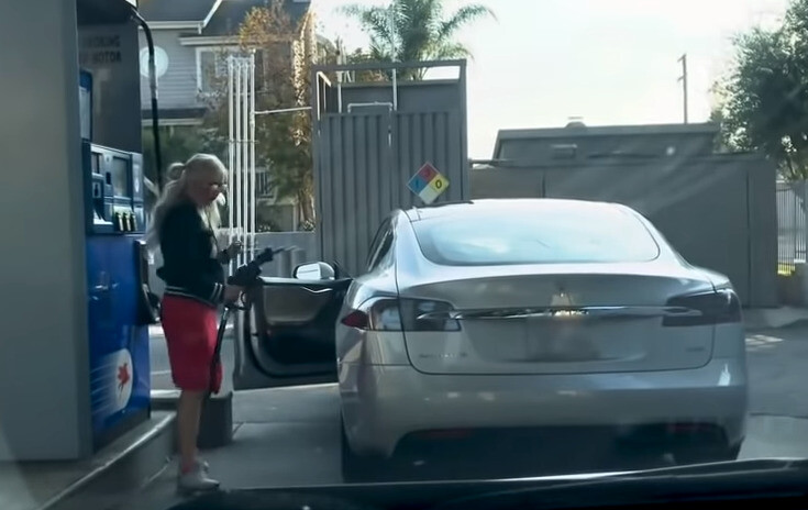 Kur yra „Tesla Model S“ degalu bako užpildymo anga? Viena moteris tris minutes ieškojo atsakymo