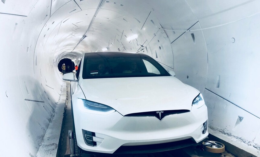 Elonas Muskas atidarė pirmąjį požeminį greitąjį tunelį