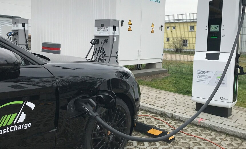 „Porsche“ pasiekė naują rekordą: Vokietijoje ultra greitojo įkrovimo stotelės sistema „BMW i3“ įkrovė vos per 15 minučių, bet galimybės dar didesnės - 3 min ir 100 km