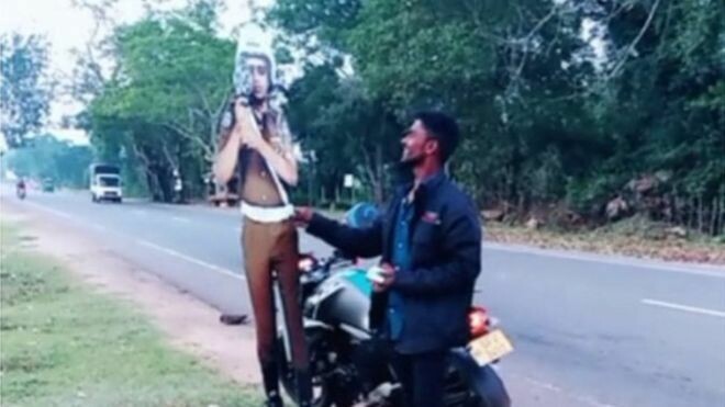 Šri Lankoje du vyriškiai areštuoti už bandymą duoti kyšį kartoniniam policininkui.