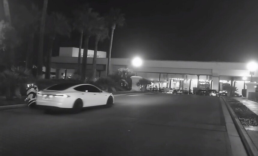 Neįprastas eismo įvykis: „Tesla Model S“ partrenkė robotą