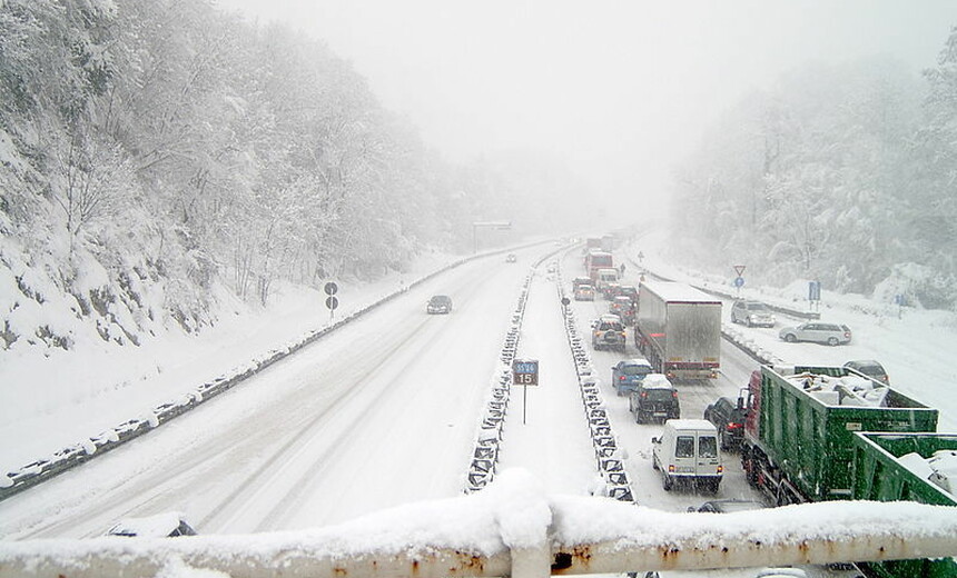 Ką daryti, jei nuo sunkvežimio nukritęs sniegas apgadino jūsų automobilį? Ar tai laikoma eismo įvykiu?