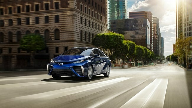 „Toyota“ siūlo dar geresnį variantą nei elektromobiliai? TFCS sistema, kuri yra daug efektyvesnė nei vidaus degimo varikliai - jokio tradicinio kuro, gali nuvažiuoti apie 500 km, o papildymas vos 3-5 minutes 
