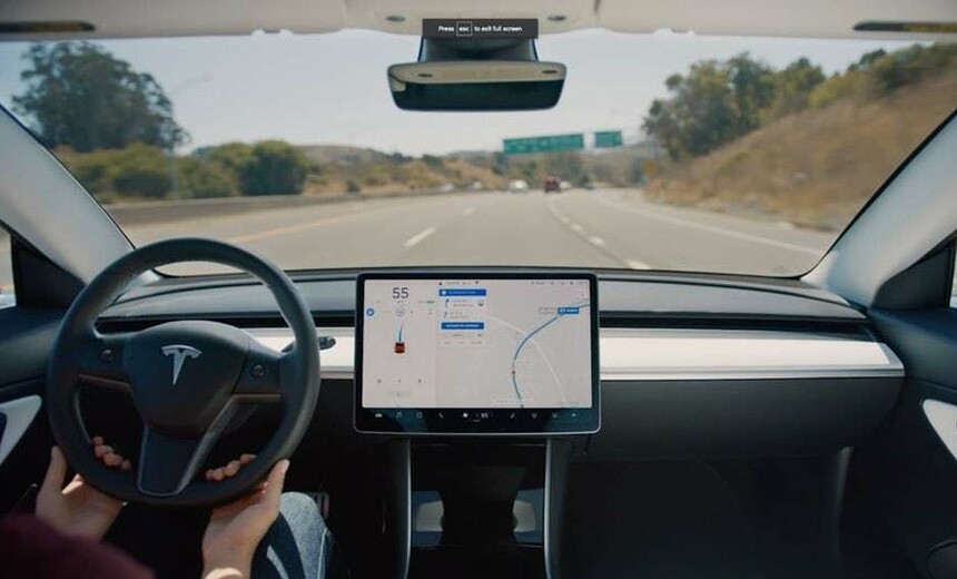 „Consumer Reports“ sumalė į miltus naujausią „Tesla“ autopiloto funkciją: kas nutiko?