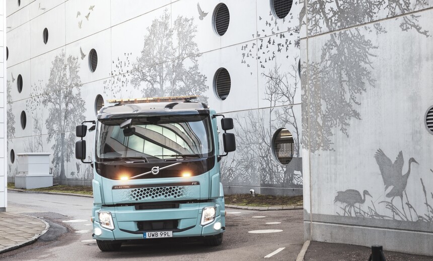 „Volvo“ pristato daugiau nuvažiuojančius elektrinius sunkvežimius