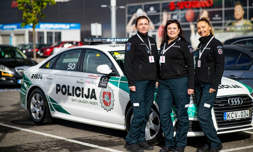 „Moterų ralio“ dalyvės kartu su policijos pareigūnais kviečia vairuotojus gerbti gyvybę ir neviršyti greičio