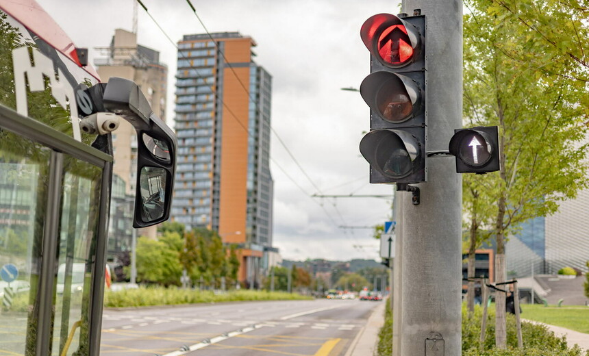 Viešajam transportui skirtų šviesoforų diegimas tęsiamas: šie šviesoforai veikia dar keturiose miesto sankryžose