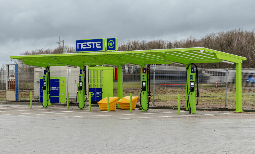 „Neste Lietuva” degalinių tinkle – pirmoji 300 kW galios elektromobilių įkrovimo stotelė