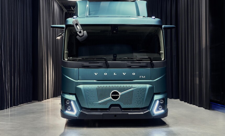 „Volvo“ pristato pirmąjį tik elektra varomą sunkvežimio modelį švariam ir saugiam miesto transportui
