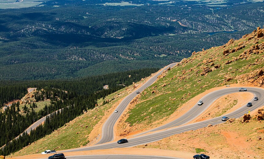 Legendinės „Pikes Peak“ kilimo į kalną lenktynės: kuo elektromobiliai pranašesni už įprastus automobilius?