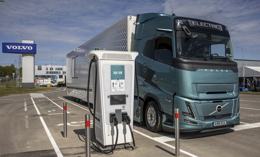 „Volvo“ sunkvežimių centre Kaune oficialiai atidaryta 360 kW įkrovimo stotelė