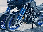 „Yamaha“ pristatė pirmąjį pasaulyje pasvyrantį motociklą su dviem priekiniais ratais foto 2