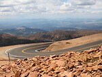 Legendinės „Pikes Peak“ kilimo į kalną lenktynės: kuo elektromobiliai pranašesni už įprastus automobilius? foto 3