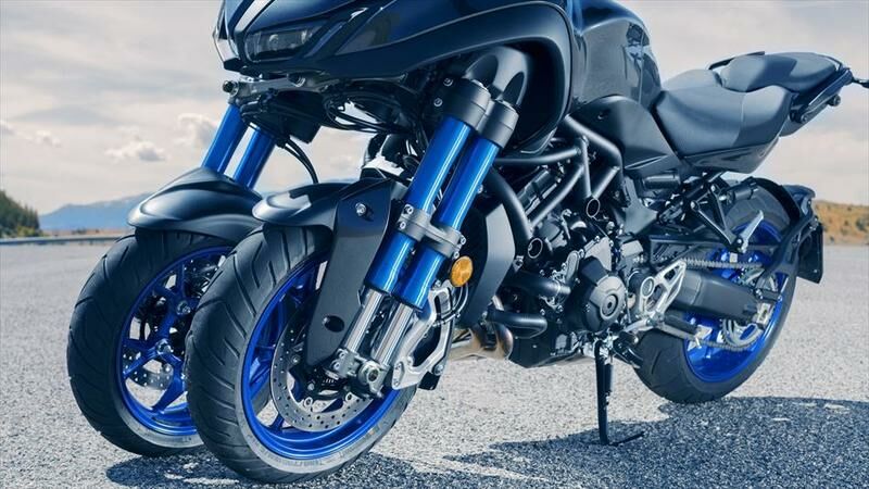 „Yamaha“ pristatė pirmąjį pasaulyje pasvyrantį motociklą su dviem priekiniais ratais foto 1