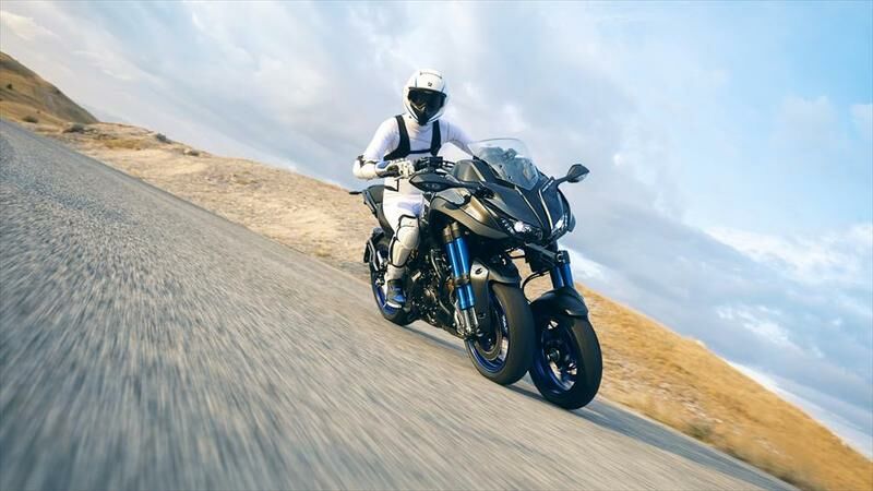 „Yamaha“ pristatė pirmąjį pasaulyje pasvyrantį motociklą su dviem priekiniais ratais foto 2