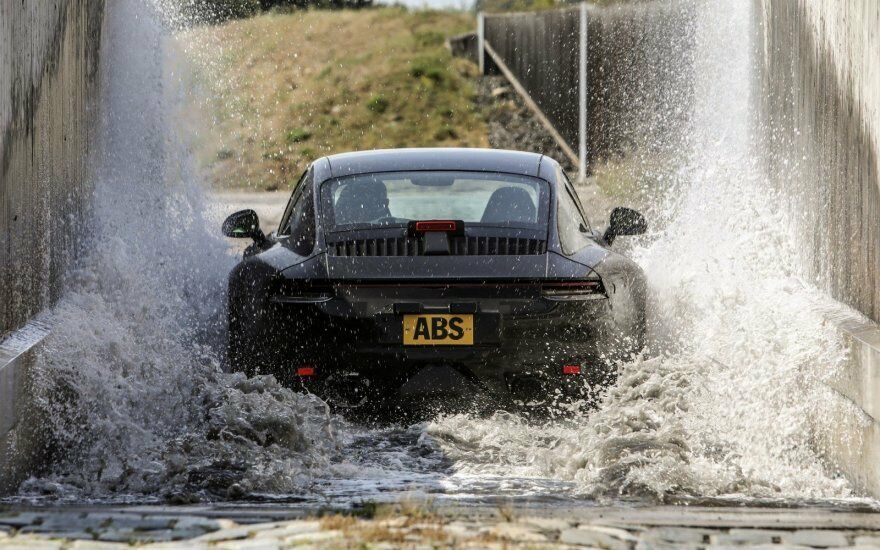 Parodė, kokius išbandymus turi ištverti naujasis „Porsche 911“: nuo stingdančios Šiaurės iki „kepimo“ Mirties slėnyje foto 2