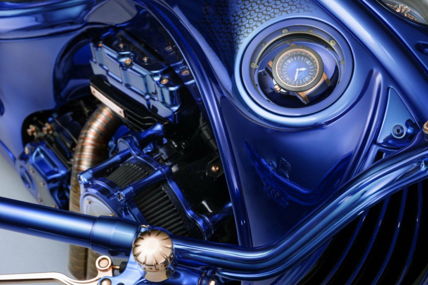 Turbūt nieko panašaus į šį motociklą dar nesame matę: pristatytas unikalus ir nepakartojamas „The Harley-Davidson Blue Edition“  foto 1