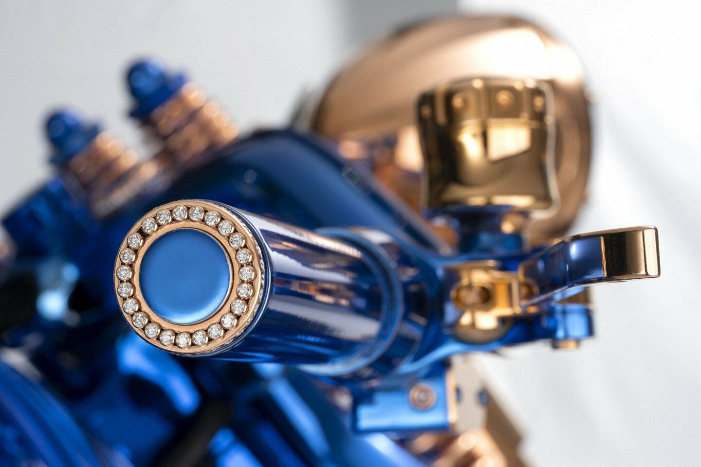 Turbūt nieko panašaus į šį motociklą dar nesame matę: pristatytas unikalus ir nepakartojamas „The Harley-Davidson Blue Edition“  foto 2