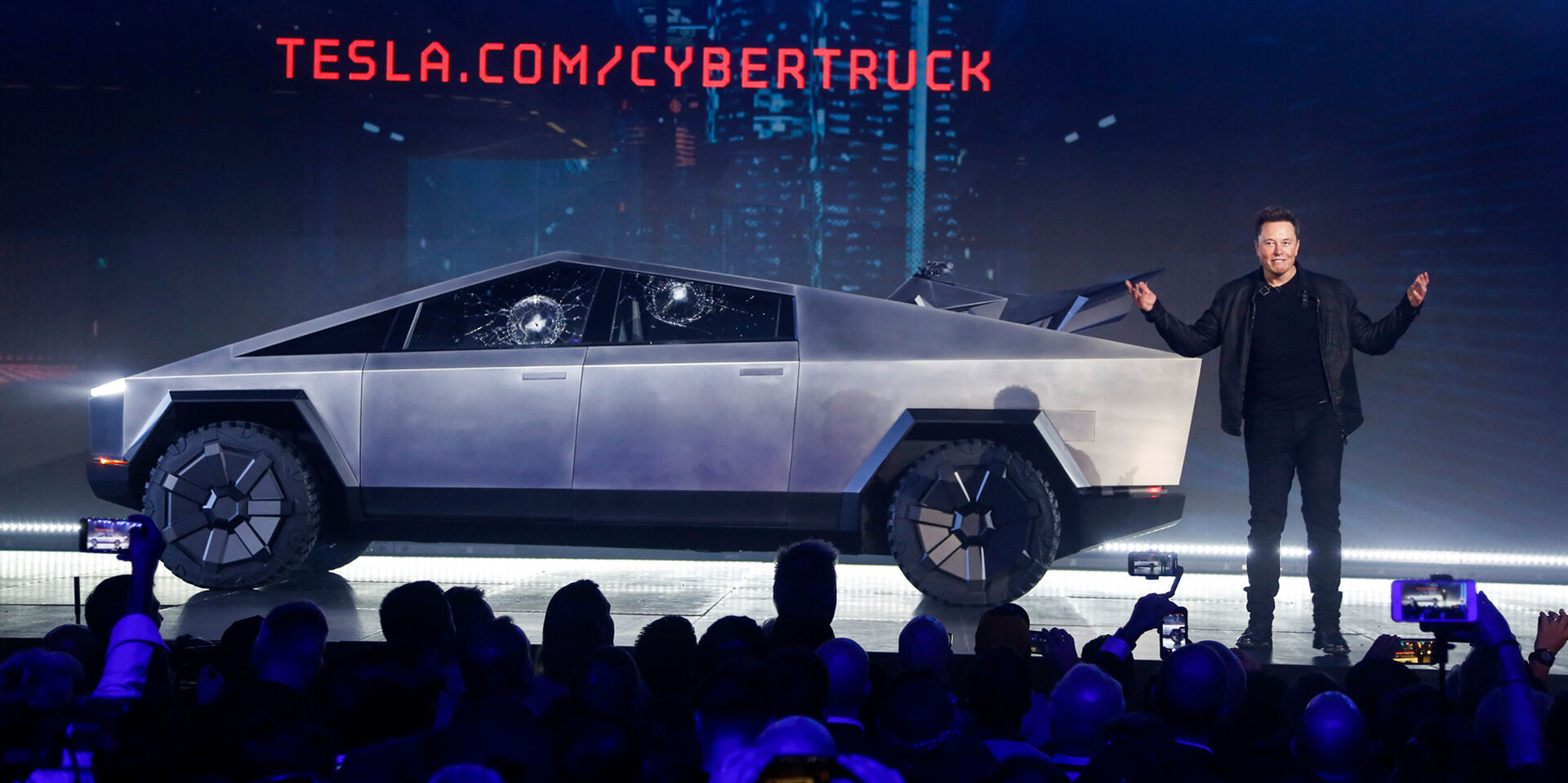 Ir šito mes visi taip laukėme? Elonas pristatė elektrinį „Cybertruck“ pikapą: puikios specifikacijos, labai gera kaina, bet šokiruojantis dizainas nepaliko abejingų – akcijų krytis ir šėlstantys internautai foto 4