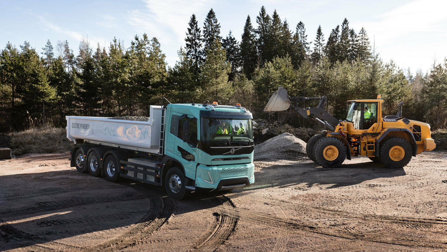  „Volvo Trucks“ sukūrė pirmuosius elektra varomus sunkiasvorius sunkvežimius - artėja dar viena transporto revoliucija? foto 1