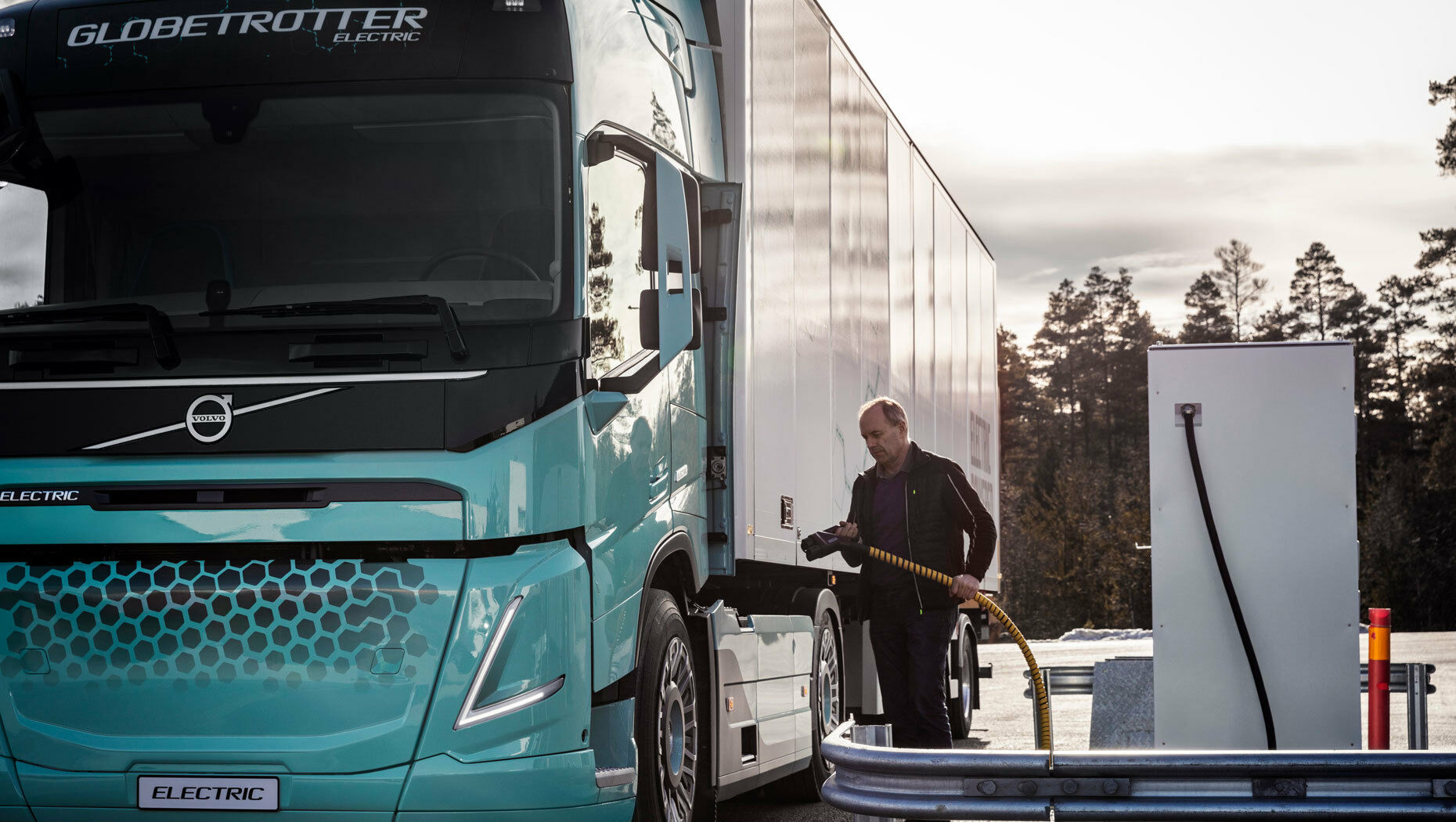  „Volvo Trucks“ sukūrė pirmuosius elektra varomus sunkiasvorius sunkvežimius - artėja dar viena transporto revoliucija? foto 2