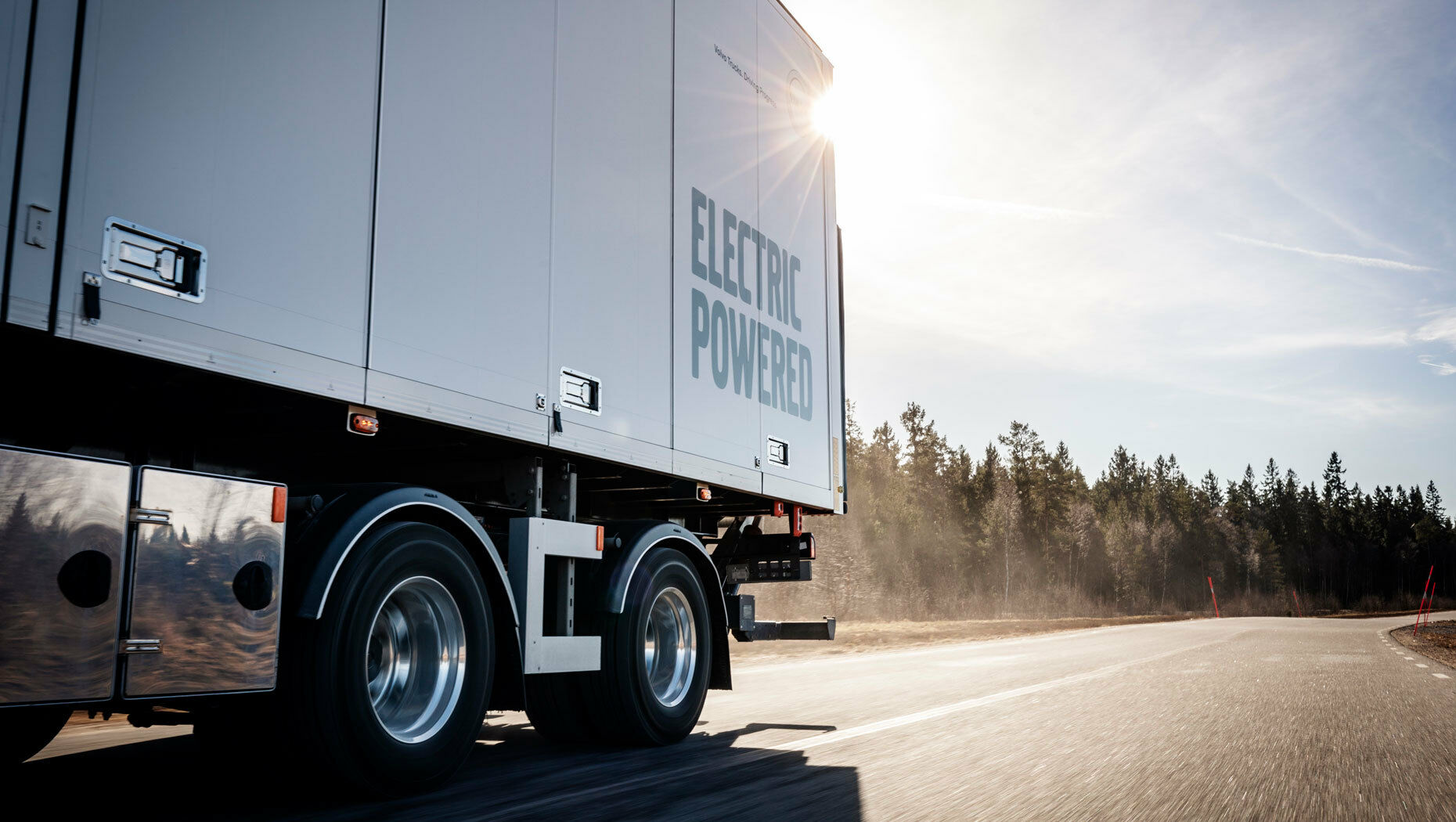  „Volvo Trucks“ sukūrė pirmuosius elektra varomus sunkiasvorius sunkvežimius - artėja dar viena transporto revoliucija? foto 4