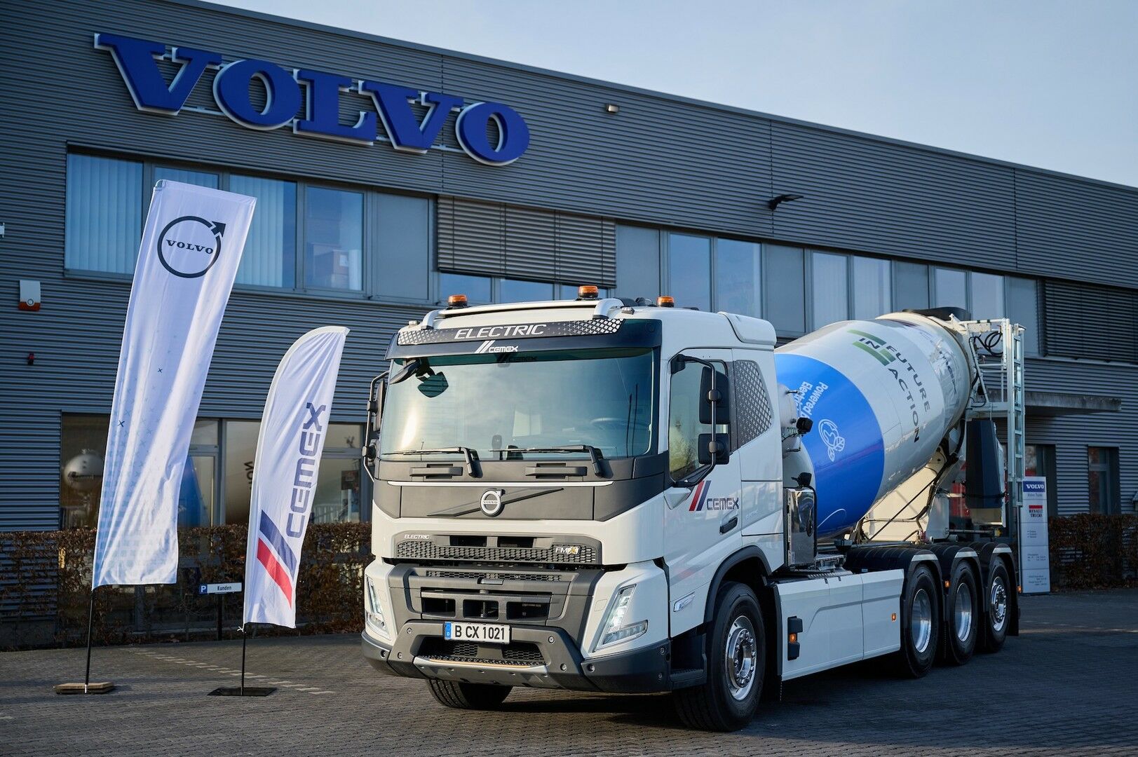„Volvo Trucks“ pristatė pirmąjį elektrinį betonvežį bendrovei CEMEX foto 1