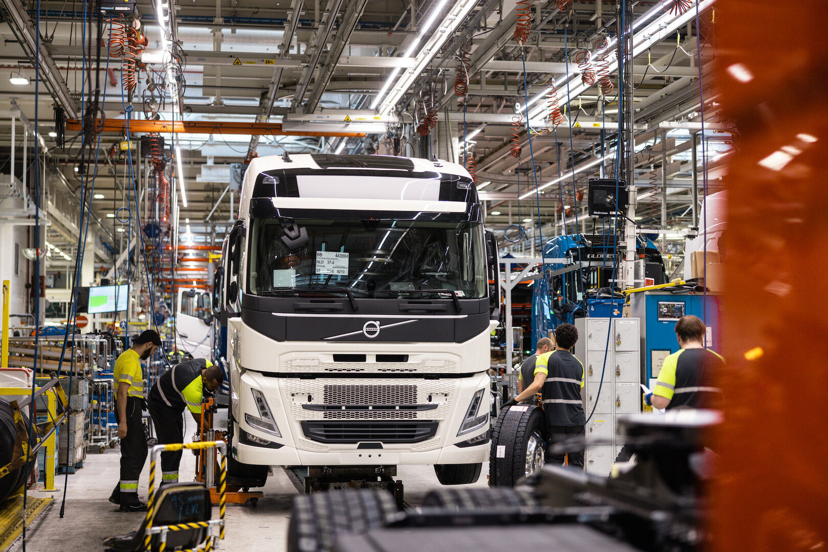 „Volvo“ pradeda serijinę elektrinių sunkvežimių gamybą Gente  foto 2