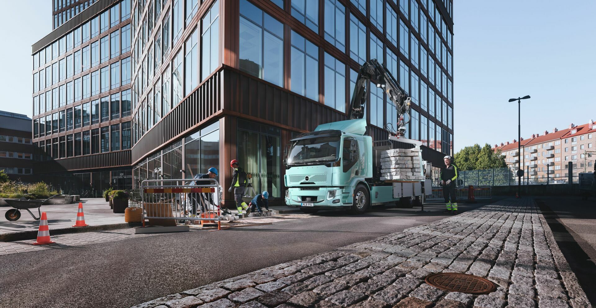„Volvo“ pristatė atnaujintus elektrinius sunkvežimius miestų darbams foto 3