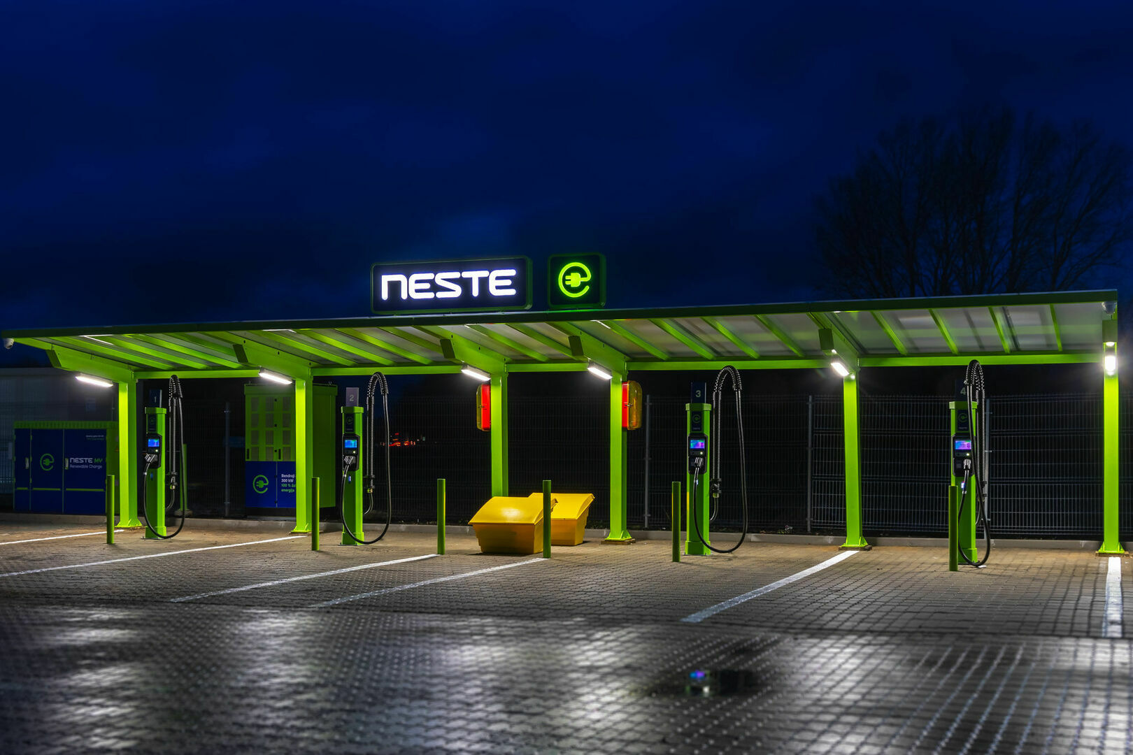 „Neste Lietuva” degalinių tinkle – pirmoji 300 kW galios elektromobilių įkrovimo stotelė foto 1