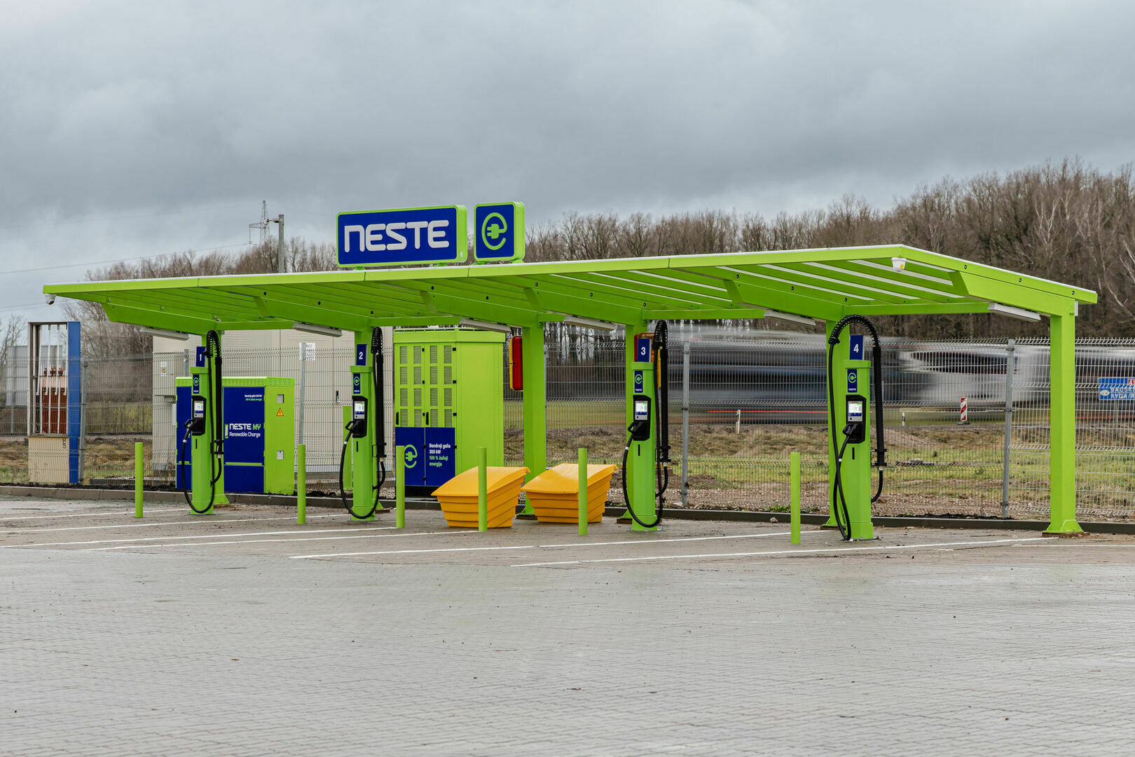„Neste Lietuva” degalinių tinkle – pirmoji 300 kW galios elektromobilių įkrovimo stotelė foto 2