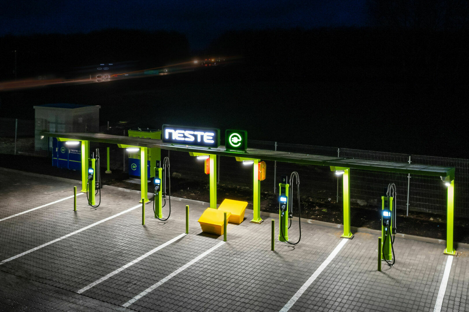 „Neste Lietuva” degalinių tinkle – pirmoji 300 kW galios elektromobilių įkrovimo stotelė foto 3