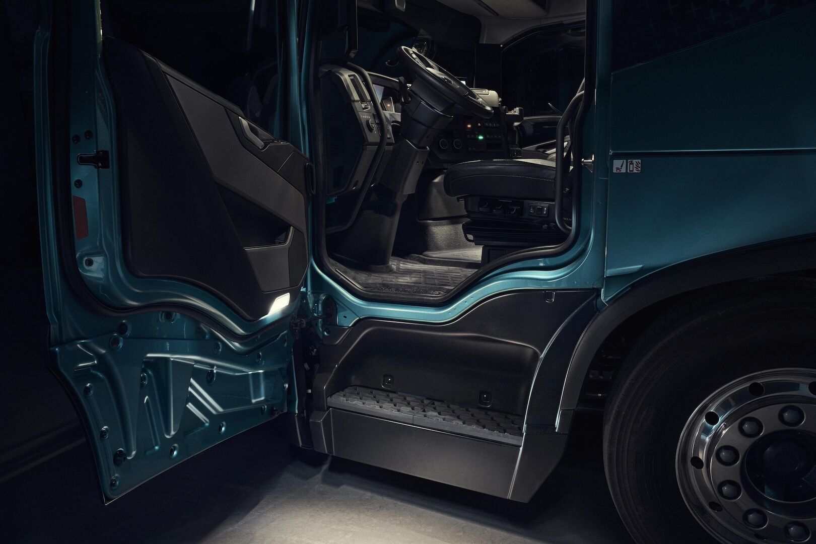 „Volvo“ pristato pirmąjį tik elektra varomą sunkvežimio modelį švariam ir saugiam miesto transportui foto 6