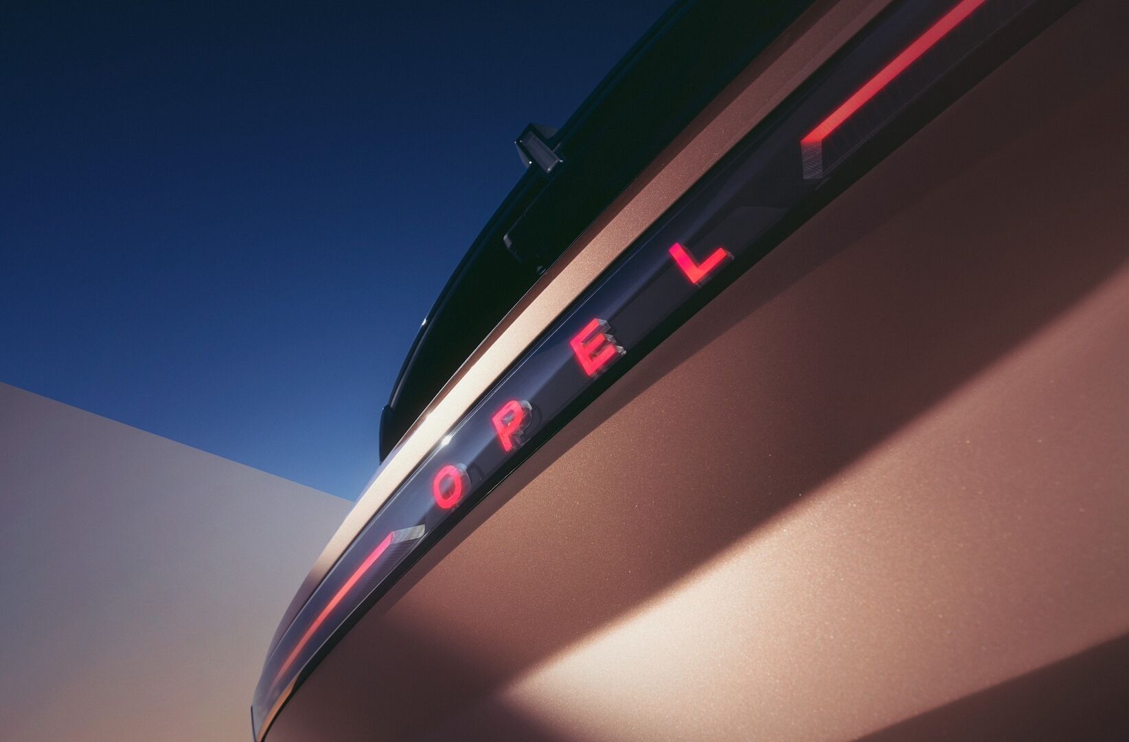 „Opel“ pristato stulbinantį naujos kartos „Grandland“ visureigį foto 18
