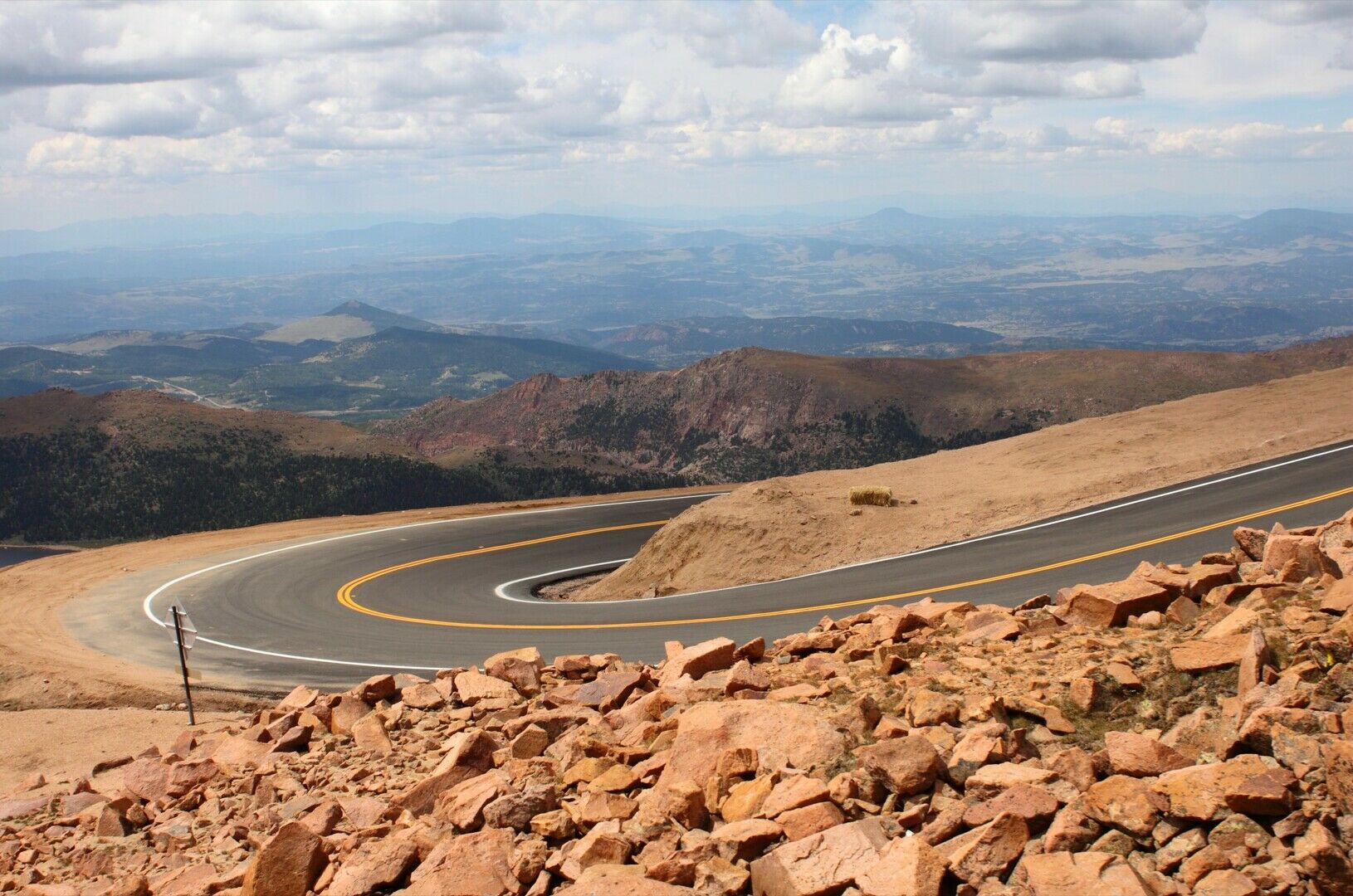 Legendinės „Pikes Peak“ kilimo į kalną lenktynės: kuo elektromobiliai pranašesni už įprastus automobilius? foto 2
