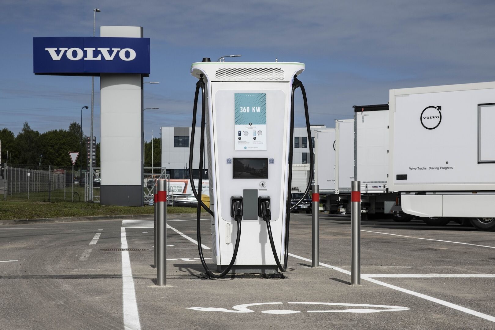 „Volvo“ sunkvežimių centre Kaune oficialiai atidaryta 360 kW įkrovimo stotelė foto 1