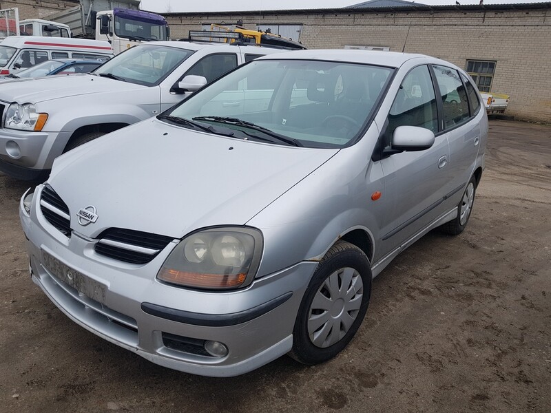 Nissan almera tino 2001