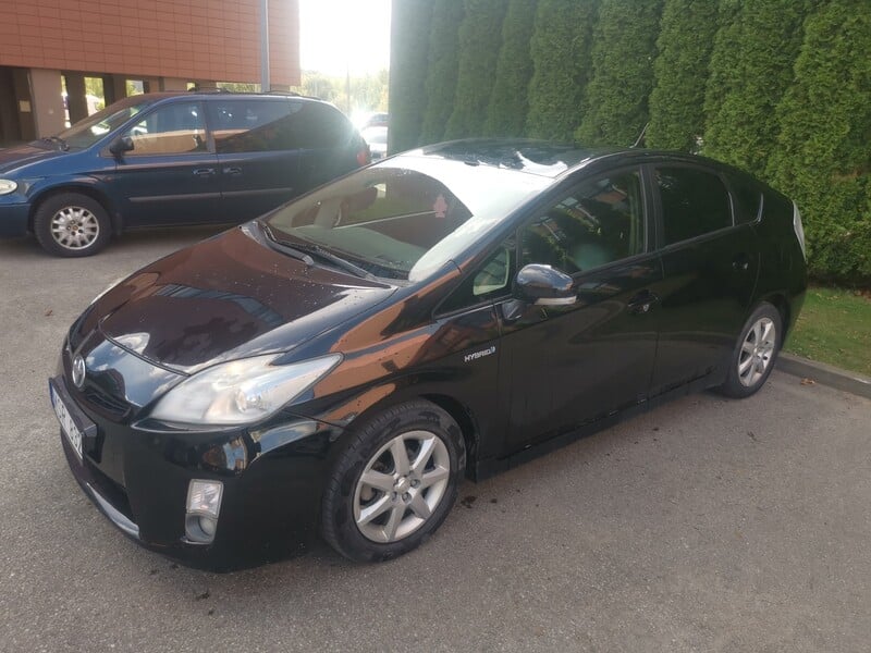 Toyota Prius Hatchback 2011 y rent