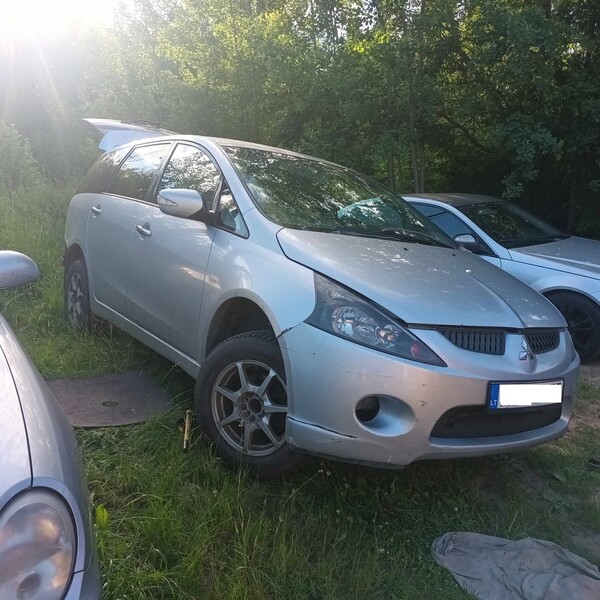 Ardomas Mitsubishi GRANDIS yra beveik viskas Mitsubishi Grandis 2004 m dalys